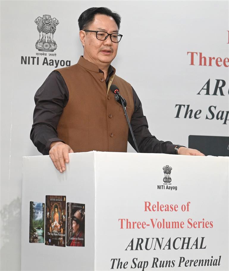 केंद्रीय अल्पसंख्यक कार्य एवं संसदीय कार्य मंत्री श्री किरेन रिजिजू 09 अक्टूबर, 2026 को नई दिल्ली स्थित वाणिज्य भवन में लेफ्टिनेंट जनरल कैवल्य त्रिविक्रम परनाइक द्वारा लिखित तीन खंडों की पुस्तक श्रृंखला “अरुणाचल: द सैप रन्स पेरिनियल” के विमोचन के अवसर पर संबोधित करते हुए।


