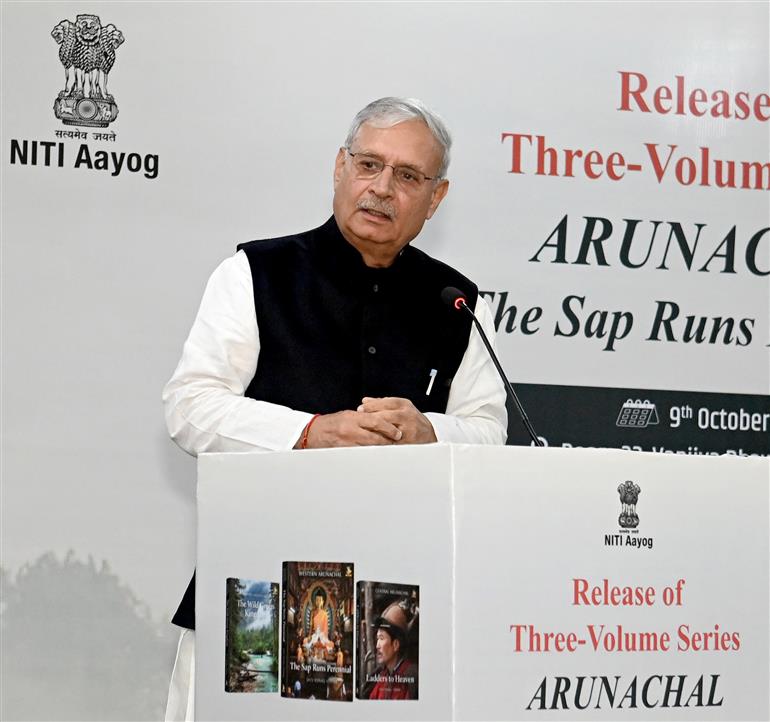 सांख्यिकी एवं कार्यक्रम कार्यान्वयन मंत्रालय, योजना मंत्रालय तथा संस्कृति मंत्रालय के राज्य मंत्री (स्वतंत्र प्रभार) श्री राव इंद्रजीत सिंह 09 अक्टूबर, 2026 को नई दिल्ली स्थित वाणिज्य भवन में लेफ्टिनेंट जनरल कैवल्य त्रिविक्रम परनाइक द्वारा लिखित तीन खंडों की पुस्तक श्रृंखला “अरुणाचल: द सैप रन्स पेरिनियल” के विमोचन के अवसर पर संबोधित करते हुए।



