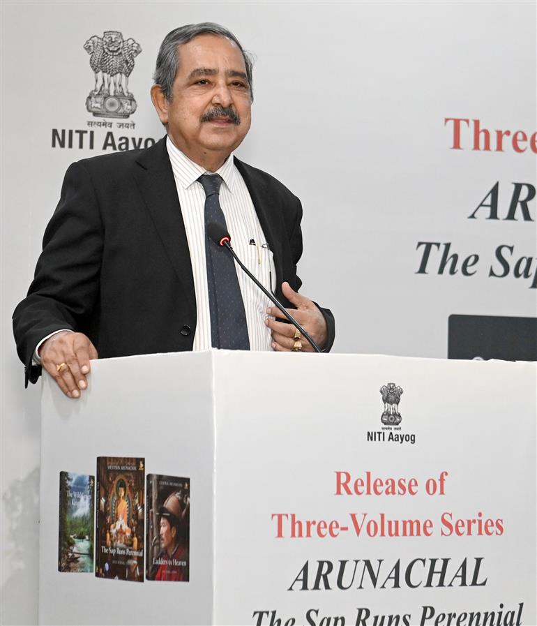 नीति आयोग के उपाध्यक्ष डॉ. अशोक कुमार लाहिड़ी 09 अक्टूबर, 2026 को नई दिल्ली स्थित वाणिज्य भवन में लेफ्टिनेंट जनरल कैवल्य त्रिविक्रम परनाइक द्वारा लिखित तीन खंडों की पुस्तक श्रृंखला “अरुणाचल: द सैप रन्स पेरिनियल” के विमोचन के अवसर पर संबोधित करते हुए।


