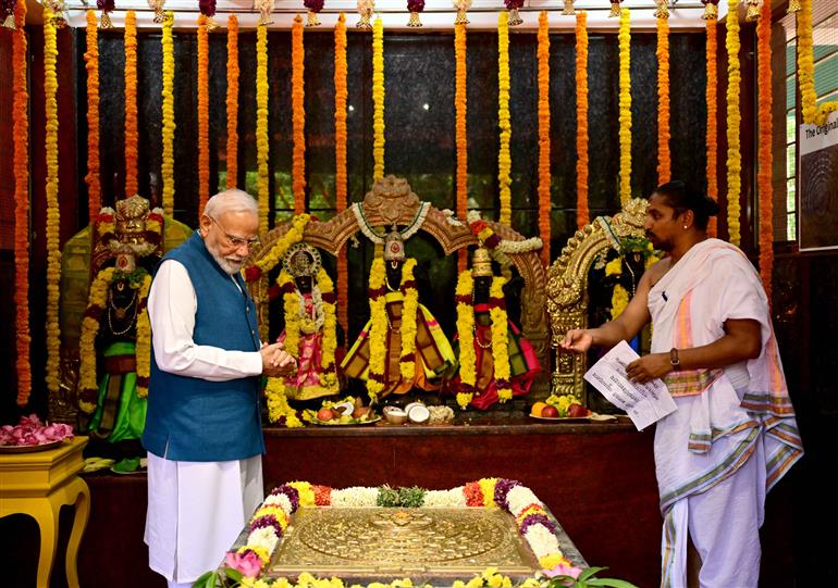 प्रधानमंत्री श्री नरेन्द्र मोदी ने 11 अक्टूबर, 2026 को तमिलनाडु के चेन्नई स्थित जलकंडेश्वर मंदिर में दर्शन और पूजा-अर्चना की।