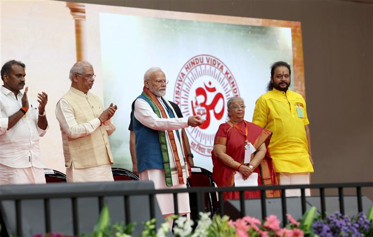  प्रधानमंत्री श्री नरेन्द्र मोदी ने 11 अक्टूबर, 2026 को तमिलनाडु के चेन्नई में  जयगोपाल गरोड़िया हिंदू विद्यालय मैट्रिकुलेशन उच्चतर माध्यमिक विद्यालय के स्वर्ण जयंती समारोह के दौरान वर्चुअल एआई स्कूल लैब का उद्घाटन किया।