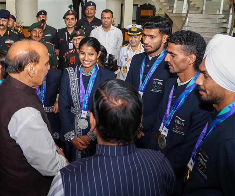 केंद्रीय रक्षा मंत्री श्री राजनाथ सिंह ने 12 अक्टूबर, 2026 को जापान में हाल ही में संपन्न एशियाई खेलों में 27 पदक- 6 स्वर्ण, 11 रजत और 10 कांस्य जीतने वाले रक्षा बलों के खिलाड़ियों को सम्मानित किया।


