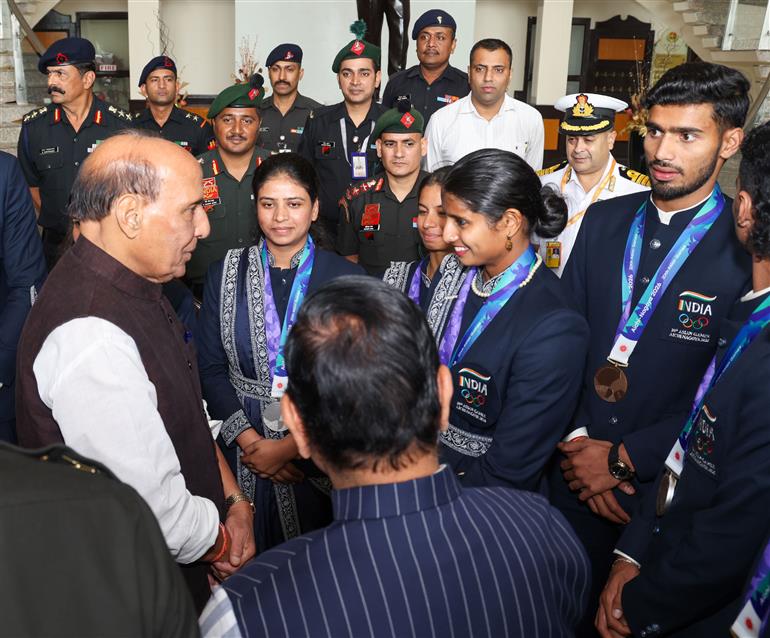 केंद्रीय रक्षा मंत्री श्री राजनाथ सिंह ने 12 अक्टूबर, 2026 को जापान में हाल ही में संपन्न एशियाई खेलों में 27 पदक- 6 स्वर्ण, 11 रजत और 10 कांस्य जीतने वाले रक्षा बलों के खिलाड़ियों को सम्मानित किया।


