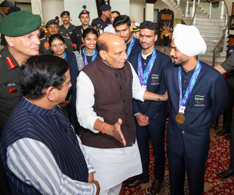 केंद्रीय रक्षा मंत्री श्री राजनाथ सिंह ने 12 अक्टूबर, 2026 को जापान में हाल ही में संपन्न एशियाई खेलों में 27 पदक- 6 स्वर्ण, 11 रजत और 10 कांस्य जीतने वाले रक्षा बलों के खिलाड़ियों को सम्मानित किया।


