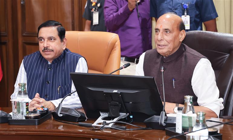 केंद्रीय रक्षा मंत्री श्री राजनाथ सिंह 12 अक्टूबर, 2026 को जापान में हाल ही में संपन्न एशियाई खेलों में 27 पदक- 6 स्वर्ण, 11 रजत और 10 कांस्य जीतने वाले रक्षा बलों के खिलाड़ियों के सम्मान में आयोजित समारोह को संबोधित करते हुए।


