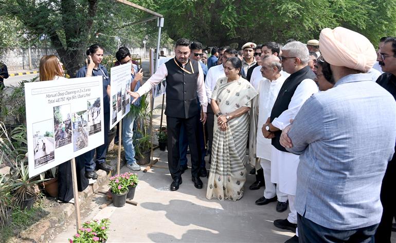 केंद्रीय पर्यावरण, वन एवं जलवायु परिवर्तन मंत्री श्री भूपेंद्र यादव और दिल्ली की मुख्यमंत्री श्रीमती रेखा गुप्ता  ने 13 अक्टूबर, 2026 को नई दिल्ली में वायु प्रदूषण कम करने के उपायों की समीक्षा की। इसके पश्चात उन्होंने आईएसबीटी आनंद विहार, नंद नगरी डिपो, रोहिणी सेक्टर-37 डिपो, नांगलोई डिपो और केशोपुर डिपो में सार्वजनिक इलेक्ट्रिक वाहन (EV) चार्जिंग स्टेशनों का उद्घाटन किया तथा स्वामी विवेकानंद आईएसबीटी, आनंद विहार में नई इलेक्ट्रिक बसों को हरी झंडी दिखाकर रवाना किया।


