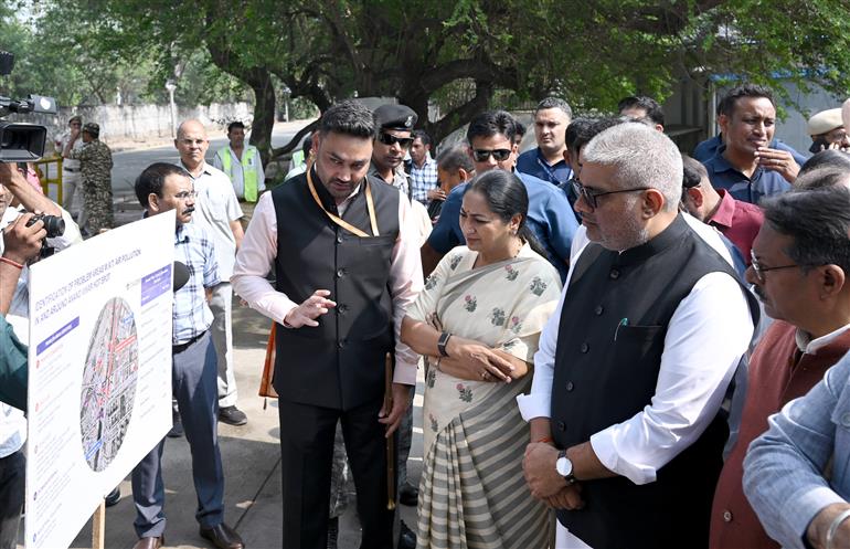 केंद्रीय पर्यावरण, वन एवं जलवायु परिवर्तन मंत्री श्री भूपेंद्र यादव और दिल्ली की मुख्यमंत्री श्रीमती रेखा गुप्ता  ने 13 अक्टूबर, 2026 को नई दिल्ली में वायु प्रदूषण कम करने के उपायों की समीक्षा की। इसके पश्चात उन्होंने आईएसबीटी आनंद विहार, नंद नगरी डिपो, रोहिणी सेक्टर-37 डिपो, नांगलोई डिपो और केशोपुर डिपो में सार्वजनिक इलेक्ट्रिक वाहन (EV) चार्जिंग स्टेशनों का उद्घाटन किया तथा स्वामी विवेकानंद आईएसबीटी, आनंद विहार में नई इलेक्ट्रिक बसों को हरी झंडी दिखाकर रवाना किया।


