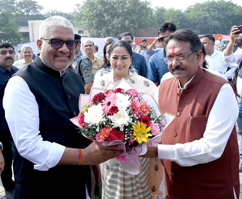 केंद्रीय पर्यावरण, वन एवं जलवायु परिवर्तन मंत्री श्री भूपेंद्र यादव और दिल्ली की मुख्यमंत्री श्रीमती रेखा गुप्ता  ने 13 अक्टूबर, 2026 को नई दिल्ली में वायु प्रदूषण कम करने के उपायों की समीक्षा की। इसके पश्चात उन्होंने आईएसबीटी आनंद विहार, नंद नगरी डिपो, रोहिणी सेक्टर-37 डिपो, नांगलोई डिपो और केशोपुर डिपो में सार्वजनिक इलेक्ट्रिक वाहन (EV) चार्जिंग स्टेशनों का उद्घाटन किया तथा स्वामी विवेकानंद आईएसबीटी, आनंद विहार में नई इलेक्ट्रिक बसों को हरी झंडी दिखाकर रवाना किया।


