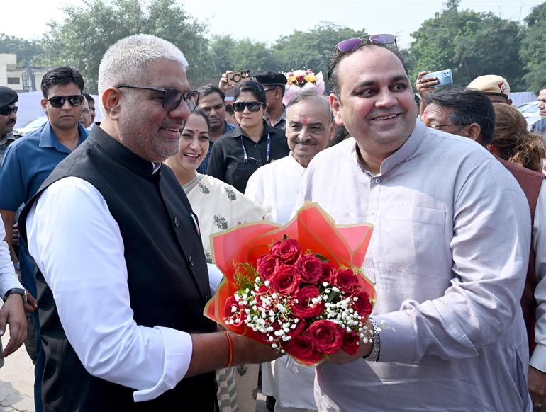 केंद्रीय पर्यावरण, वन एवं जलवायु परिवर्तन मंत्री श्री भूपेंद्र यादव और दिल्ली की मुख्यमंत्री श्रीमती रेखा गुप्ता  ने 13 अक्टूबर, 2026 को नई दिल्ली में वायु प्रदूषण कम करने के उपायों की समीक्षा की। इसके पश्चात उन्होंने आईएसबीटी आनंद विहार, नंद नगरी डिपो, रोहिणी सेक्टर-37 डिपो, नांगलोई डिपो और केशोपुर डिपो में सार्वजनिक इलेक्ट्रिक वाहन (EV) चार्जिंग स्टेशनों का उद्घाटन किया तथा स्वामी विवेकानंद आईएसबीटी, आनंद विहार में नई इलेक्ट्रिक बसों को हरी झंडी दिखाकर रवाना किया।


