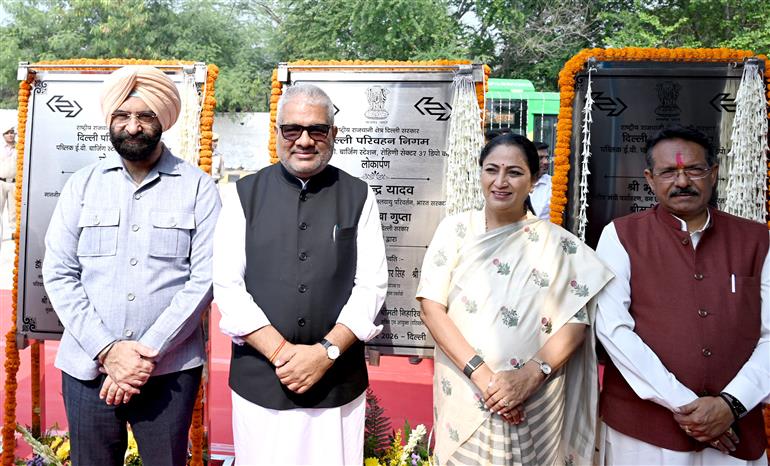 केंद्रीय पर्यावरण, वन एवं जलवायु परिवर्तन मंत्री श्री भूपेंद्र यादव और दिल्ली की मुख्यमंत्री श्रीमती रेखा गुप्ता  ने 13 अक्टूबर, 2026 को नई दिल्ली में वायु प्रदूषण कम करने के उपायों की समीक्षा की। इसके पश्चात उन्होंने आईएसबीटी आनंद विहार, नंद नगरी डिपो, रोहिणी सेक्टर-37 डिपो, नांगलोई डिपो और केशोपुर डिपो में सार्वजनिक इलेक्ट्रिक वाहन (EV) चार्जिंग स्टेशनों का उद्घाटन किया तथा स्वामी विवेकानंद आईएसबीटी, आनंद विहार में नई इलेक्ट्रिक बसों को हरी झंडी दिखाकर रवाना किया।


