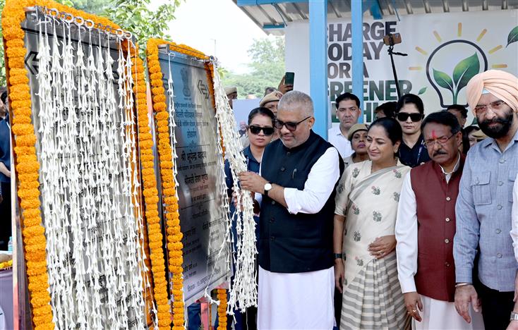 केंद्रीय पर्यावरण, वन एवं जलवायु परिवर्तन मंत्री श्री भूपेंद्र यादव और दिल्ली की मुख्यमंत्री श्रीमती रेखा गुप्ता  ने 13 अक्टूबर, 2026 को नई दिल्ली में वायु प्रदूषण कम करने के उपायों की समीक्षा की। इसके पश्चात उन्होंने आईएसबीटी आनंद विहार, नंद नगरी डिपो, रोहिणी सेक्टर-37 डिपो, नांगलोई डिपो और केशोपुर डिपो में सार्वजनिक इलेक्ट्रिक वाहन (EV) चार्जिंग स्टेशनों का उद्घाटन किया तथा स्वामी विवेकानंद आईएसबीटी, आनंद विहार में नई इलेक्ट्रिक बसों को हरी झंडी दिखाकर रवाना किया।


