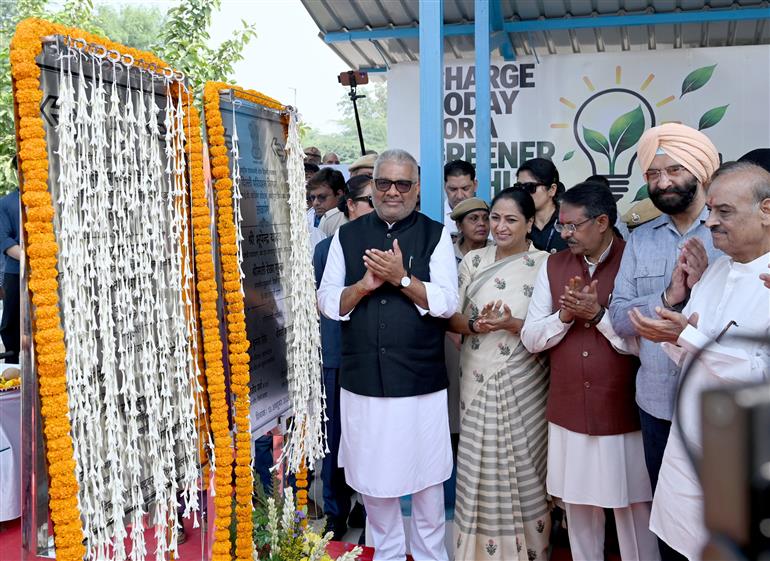 केंद्रीय पर्यावरण, वन एवं जलवायु परिवर्तन मंत्री श्री भूपेंद्र यादव और दिल्ली की मुख्यमंत्री श्रीमती रेखा गुप्ता  ने 13 अक्टूबर, 2026 को नई दिल्ली में वायु प्रदूषण कम करने के उपायों की समीक्षा की। इसके पश्चात उन्होंने आईएसबीटी आनंद विहार, नंद नगरी डिपो, रोहिणी सेक्टर-37 डिपो, नांगलोई डिपो और केशोपुर डिपो में सार्वजनिक इलेक्ट्रिक वाहन (EV) चार्जिंग स्टेशनों का उद्घाटन किया तथा स्वामी विवेकानंद आईएसबीटी, आनंद विहार में नई इलेक्ट्रिक बसों को हरी झंडी दिखाकर रवाना किया।


