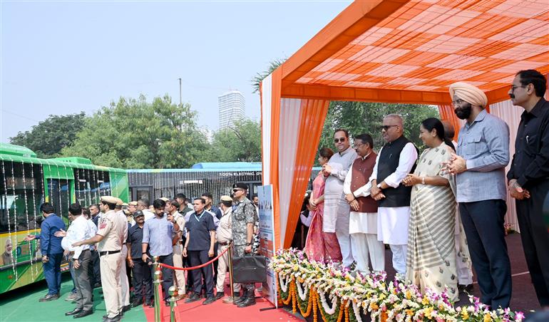 केंद्रीय पर्यावरण, वन एवं जलवायु परिवर्तन मंत्री श्री भूपेंद्र यादव और दिल्ली की मुख्यमंत्री श्रीमती रेखा गुप्ता  ने 13 अक्टूबर, 2026 को नई दिल्ली में वायु प्रदूषण कम करने के उपायों की समीक्षा की। इसके पश्चात उन्होंने आईएसबीटी आनंद विहार, नंद नगरी डिपो, रोहिणी सेक्टर-37 डिपो, नांगलोई डिपो और केशोपुर डिपो में सार्वजनिक इलेक्ट्रिक वाहन (EV) चार्जिंग स्टेशनों का उद्घाटन किया तथा स्वामी विवेकानंद आईएसबीटी, आनंद विहार में नई इलेक्ट्रिक बसों को हरी झंडी दिखाकर रवाना किया।



