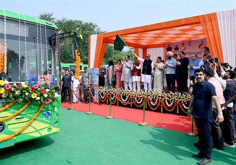 केंद्रीय पर्यावरण, वन एवं जलवायु परिवर्तन मंत्री श्री भूपेंद्र यादव और दिल्ली की मुख्यमंत्री श्रीमती रेखा गुप्ता  ने 13 अक्टूबर, 2026 को नई दिल्ली में वायु प्रदूषण कम करने के उपायों की समीक्षा की। इसके पश्चात उन्होंने आईएसबीटी आनंद विहार, नंद नगरी डिपो, रोहिणी सेक्टर-37 डिपो, नांगलोई डिपो और केशोपुर डिपो में सार्वजनिक इलेक्ट्रिक वाहन (EV) चार्जिंग स्टेशनों का उद्घाटन किया तथा स्वामी विवेकानंद आईएसबीटी, आनंद विहार में नई इलेक्ट्रिक बसों को हरी झंडी दिखाकर रवाना किया।


