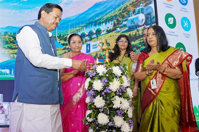केंद्रीय उपभोक्ता मामले, खाद्य एवं सार्वजनिक वितरण तथा सामाजिक न्याय एवं अधिकारिता राज्य मंत्री श्री बी. एल. वर्मा 14 अक्टूबर, 2026 को नई दिल्ली में विश्व मानक दिवस 2026 समारोह के अवसर पर दीप प्रज्वलित करते हुए।


