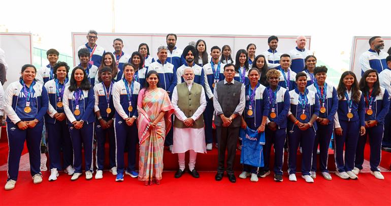 15 अक्टूबर, 2026 को नई दिल्ली में एशियाई खेल 2026 के भारतीय दल के साथ समूह तस्वीर में प्रधानमंत्री श्री नरेन्द्र मोदी।
