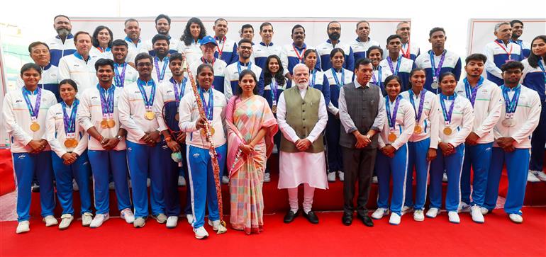 15 अक्टूबर, 2026 को नई दिल्ली में एशियाई खेल 2026 के भारतीय दल के साथ समूह तस्वीर में प्रधानमंत्री श्री नरेन्द्र मोदी।


