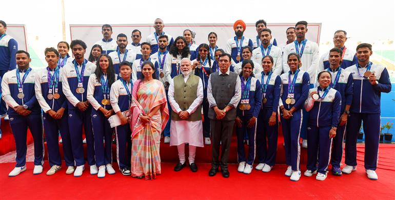 15 अक्टूबर, 2026 को नई दिल्ली में एशियाई खेल 2026 के भारतीय दल के साथ समूह तस्वीर में प्रधानमंत्री श्री नरेन्द्र मोदी।


