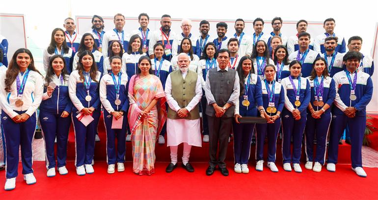 15 अक्टूबर, 2026 को नई दिल्ली में एशियाई खेल 2026 के भारतीय दल के साथ समूह तस्वीर में प्रधानमंत्री श्री नरेन्द्र मोदी।


