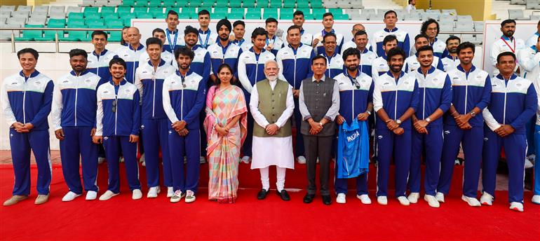 15 अक्टूबर, 2026 को नई दिल्ली में एशियाई खेल 2026 के भारतीय दल के साथ समूह तस्वीर में प्रधानमंत्री श्री नरेन्द्र मोदी।


