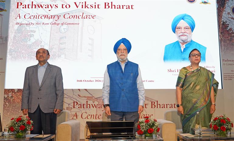 केंद्रीय पेट्रोलियम एवं प्राकृतिक गैस मंत्री श्री हरदीप सिंह पुरी 16 अक्टूबर, 2026 को नई दिल्ली के इंडिया हैबिटेट सेंटर स्थित स्टीन ऑडिटोरियम में "विकसित भारत की राह" विषय पर आयोजित राष्ट्रीय सम्मेलन में शामिल हुए।
