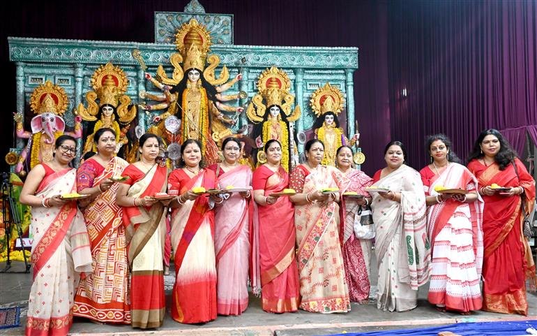 श्रद्धालु 21 अक्टूबर, 2026 को नई दिल्ली के नेहरू प्लेस में सिंदूर खेला समारोह में भाग लेते हुए।
