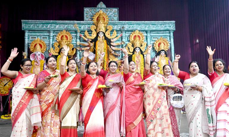 श्रद्धालु 21 अक्टूबर, 2026 को नई दिल्ली के नेहरू प्लेस में सिंदूर खेला समारोह में भाग लेते हुए।
