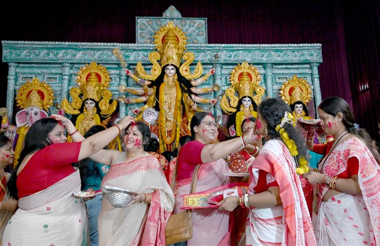 श्रद्धालु 21 अक्टूबर, 2026 को नई दिल्ली के नेहरू प्लेस में सिंदूर खेला समारोह में भाग लेते हुए।