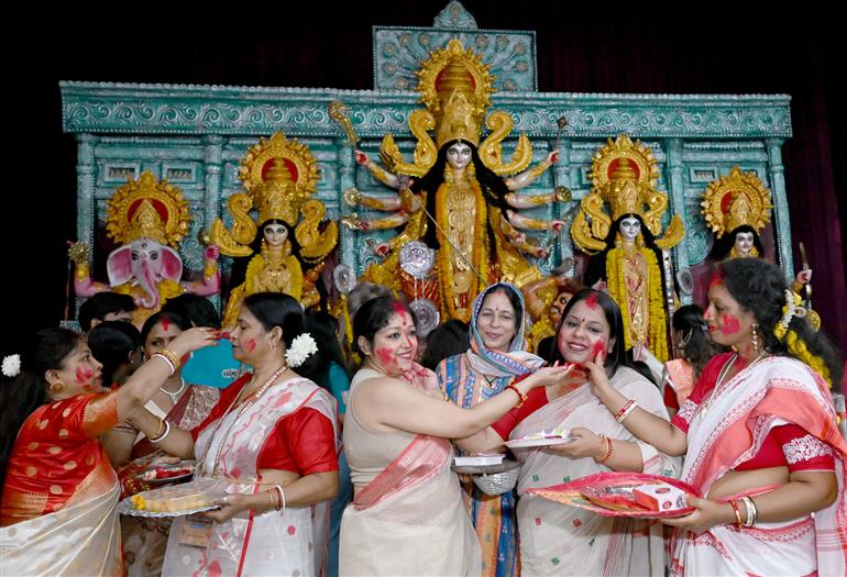 श्रद्धालु 21 अक्टूबर, 2026 को नई दिल्ली के नेहरू प्लेस में सिंदूर खेला समारोह में भाग लेते हुए।