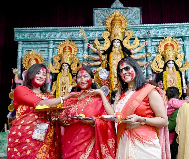 श्रद्धालु 21 अक्टूबर, 2026 को नई दिल्ली के नेहरू प्लेस में सिंदूर खेला समारोह में भाग लेते हुए।