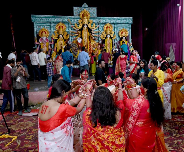 श्रद्धालु 21 अक्टूबर, 2026 को नई दिल्ली के नेहरू प्लेस में सिंदूर खेला समारोह में भाग लेते हुए।