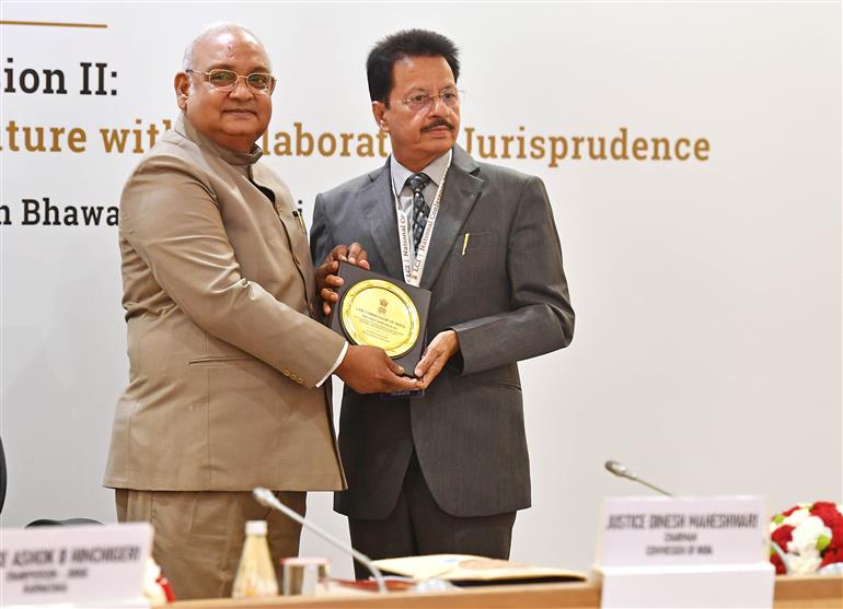 भारत के विधि आयोग के अध्यक्ष न्यायमूर्ति श्री दिनेश माहेश्वरी 22 अक्टूबर 2026 को नई दिल्ली के विज्ञान भवन में भारत के विधि आयोग द्वारा आयोजित दो तकनीकी सत्रों  "कानून में सुधार: आवश्यकताएं और तरीके" तथा "निर्धारित शक्तियां, साझा लक्ष्य: सहयोगात्मक न्यायशास्त्र के माध्यम से भविष्य की रूपरेखा तैयार करना" में शामिल हुए।
