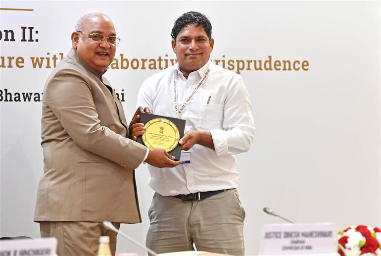 भारत के विधि आयोग के अध्यक्ष न्यायमूर्ति श्री दिनेश माहेश्वरी 22 अक्टूबर 2026 को नई दिल्ली के विज्ञान भवन में भारत के विधि आयोग द्वारा आयोजित दो तकनीकी सत्रों  "कानून में सुधार: आवश्यकताएं और तरीके" तथा "निर्धारित शक्तियां, साझा लक्ष्य: सहयोगात्मक न्यायशास्त्र के माध्यम से भविष्य की रूपरेखा तैयार करना" में शामिल हुए।