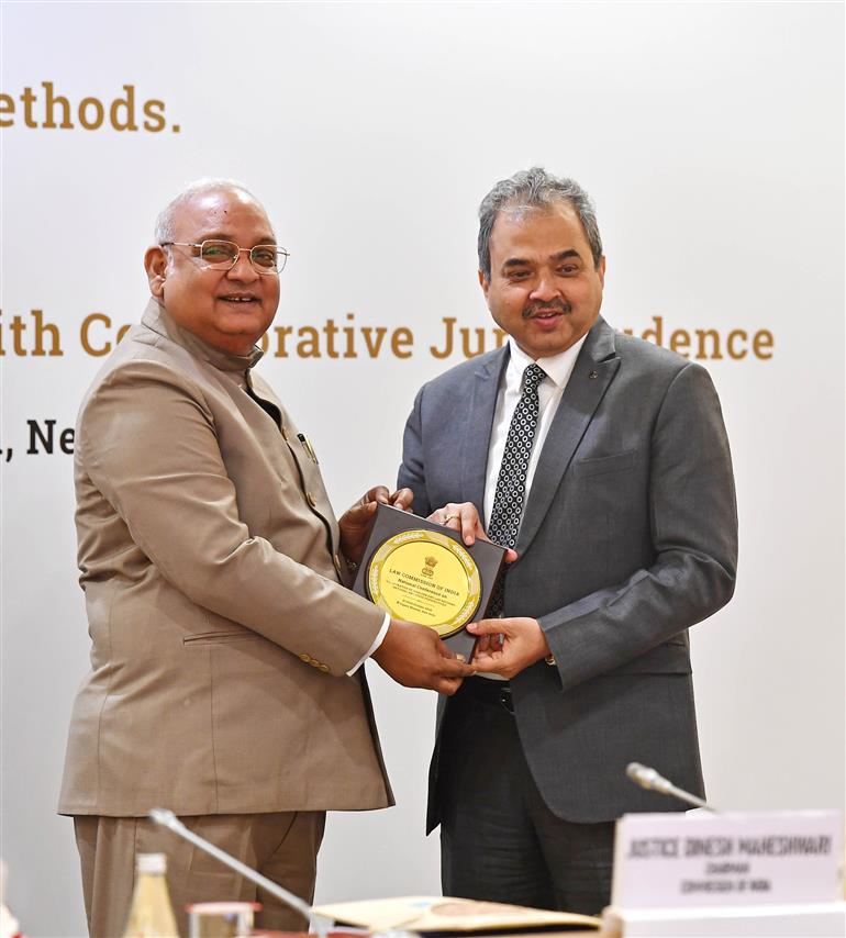 भारत के विधि आयोग के अध्यक्ष न्यायमूर्ति श्री दिनेश माहेश्वरी 22 अक्टूबर 2026 को नई दिल्ली के विज्ञान भवन में भारत के विधि आयोग द्वारा आयोजित दो तकनीकी सत्रों  "कानून में सुधार: आवश्यकताएं और तरीके" तथा "निर्धारित शक्तियां, साझा लक्ष्य: सहयोगात्मक न्यायशास्त्र के माध्यम से भविष्य की रूपरेखा तैयार करना" में शामिल हुए।