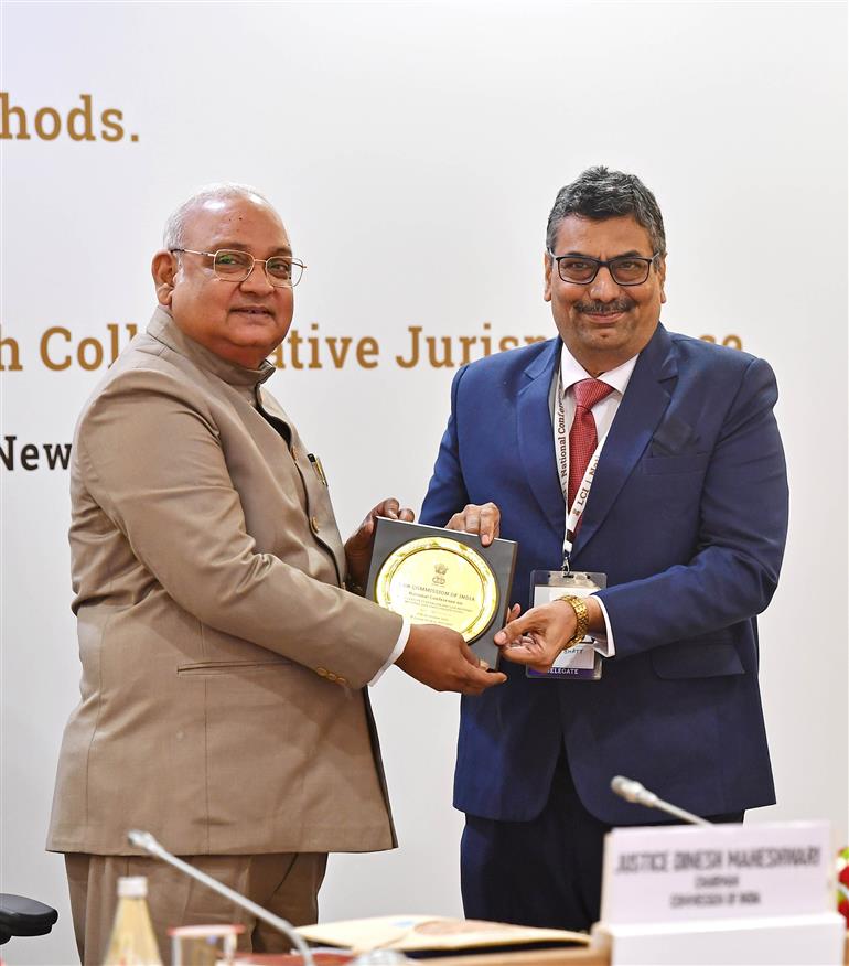 भारत के विधि आयोग के अध्यक्ष न्यायमूर्ति श्री दिनेश माहेश्वरी 22 अक्टूबर 2026 को नई दिल्ली के विज्ञान भवन में भारत के विधि आयोग द्वारा आयोजित दो तकनीकी सत्रों  "कानून में सुधार: आवश्यकताएं और तरीके" तथा "निर्धारित शक्तियां, साझा लक्ष्य: सहयोगात्मक न्यायशास्त्र के माध्यम से भविष्य की रूपरेखा तैयार करना" में शामिल हुए।