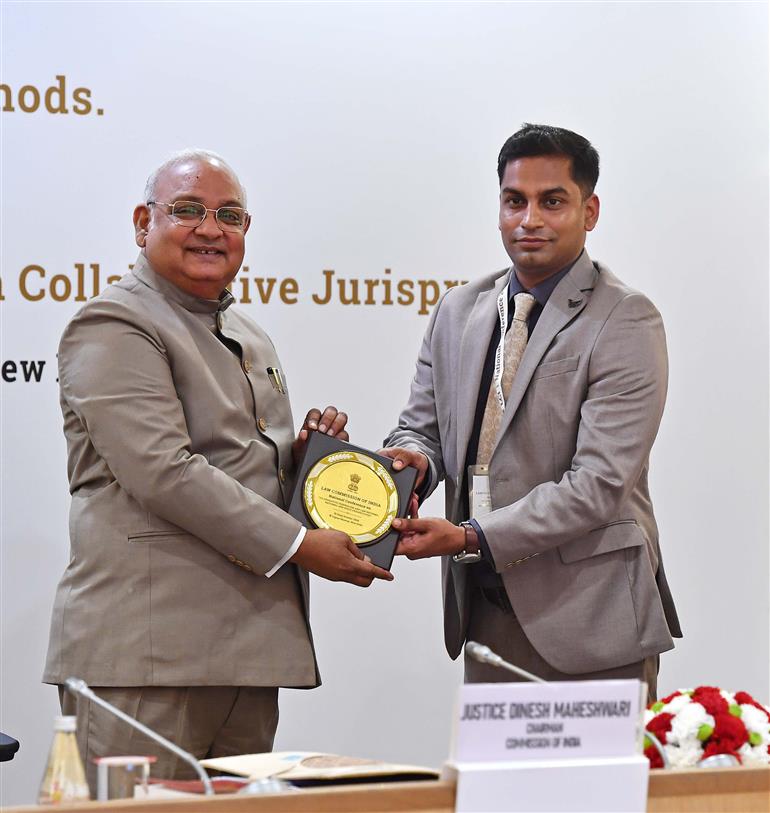 भारत के विधि आयोग के अध्यक्ष न्यायमूर्ति श्री दिनेश माहेश्वरी 22 अक्टूबर 2026 को नई दिल्ली के विज्ञान भवन में भारत के विधि आयोग द्वारा आयोजित दो तकनीकी सत्रों  "कानून में सुधार: आवश्यकताएं और तरीके" तथा "निर्धारित शक्तियां, साझा लक्ष्य: सहयोगात्मक न्यायशास्त्र के माध्यम से भविष्य की रूपरेखा तैयार करना" में शामिल हुए।
