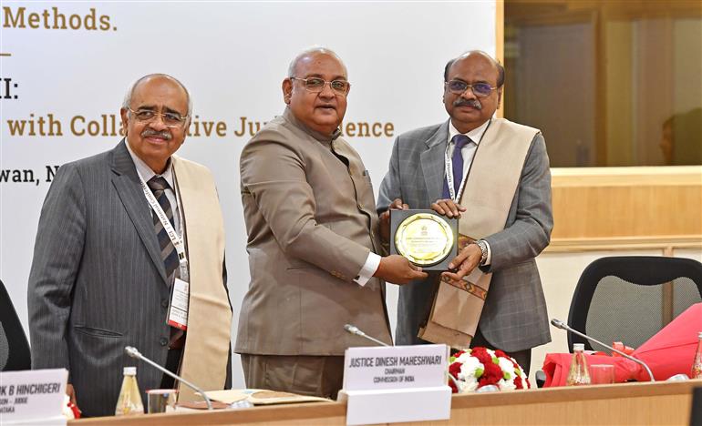 भारत के विधि आयोग के अध्यक्ष न्यायमूर्ति श्री दिनेश माहेश्वरी 22 अक्टूबर 2026 को नई दिल्ली के विज्ञान भवन में भारत के विधि आयोग द्वारा आयोजित दो तकनीकी सत्रों  "कानून में सुधार: आवश्यकताएं और तरीके" तथा "निर्धारित शक्तियां, साझा लक्ष्य: सहयोगात्मक न्यायशास्त्र के माध्यम से भविष्य की रूपरेखा तैयार करना" में शामिल हुए।