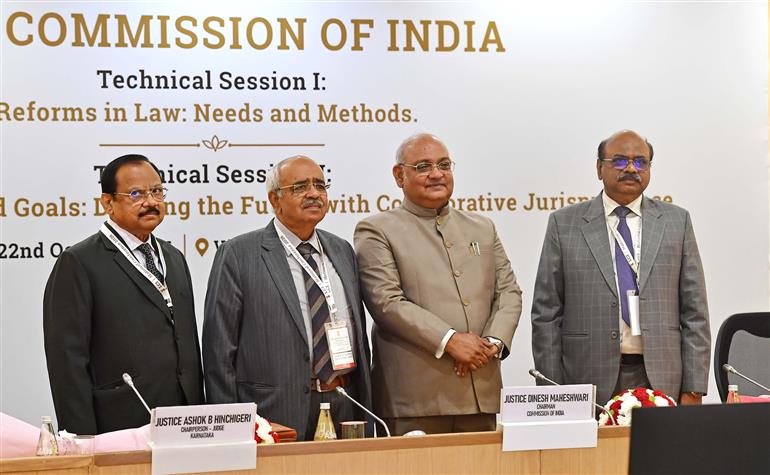 भारत के विधि आयोग के अध्यक्ष न्यायमूर्ति श्री दिनेश माहेश्वरी 22 अक्टूबर 2026 को नई दिल्ली के विज्ञान भवन में भारत के विधि आयोग द्वारा आयोजित दो तकनीकी सत्रों  "कानून में सुधार: आवश्यकताएं और तरीके" तथा "निर्धारित शक्तियां, साझा लक्ष्य: सहयोगात्मक न्यायशास्त्र के माध्यम से भविष्य की रूपरेखा तैयार करना" में शामिल हुए।
