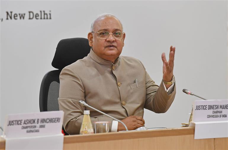 भारत के विधि आयोग के अध्यक्ष न्यायमूर्ति श्री दिनेश माहेश्वरी 22 अक्टूबर 2026 को नई दिल्ली के विज्ञान भवन में भारत के विधि आयोग द्वारा आयोजित दो तकनीकी सत्रों  "कानून में सुधार: आवश्यकताएं और तरीके" तथा "निर्धारित शक्तियां, साझा लक्ष्य: सहयोगात्मक न्यायशास्त्र के माध्यम से भविष्य की रूपरेखा तैयार करना" को संबोधित करते हुए।