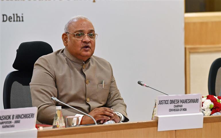 भारत के विधि आयोग के अध्यक्ष न्यायमूर्ति श्री दिनेश माहेश्वरी 22 अक्टूबर 2026 को नई दिल्ली के विज्ञान भवन में भारत के विधि आयोग द्वारा आयोजित दो तकनीकी सत्रों  "कानून में सुधार: आवश्यकताएं और तरीके" तथा "निर्धारित शक्तियां, साझा लक्ष्य: सहयोगात्मक न्यायशास्त्र के माध्यम से भविष्य की रूपरेखा तैयार करना" को संबोधित करते हुए।
