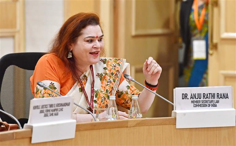 विधि एवं न्याय मंत्रालय के विधि कार्य विभाग की सचिव डॉ. अंजू राठी राणा 22 अक्टूबर 2026 को नई दिल्ली के विज्ञान भवन में भारत के विधि आयोग द्वारा आयोजित दो तकनीकी सत्रों  "कानून में सुधार: आवश्यकताएं और तरीके" तथा "निर्धारित शक्तियां, साझा लक्ष्य: सहयोगात्मक न्यायशास्त्र के माध्यम से भविष्य की रूपरेखा तैयार करना" को संबोधित करती हुईं।