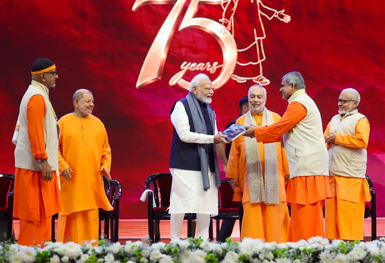 प्रधानमंत्री श्री नरेन्द्र मोदी 23 अक्टूबर 2026 को नई दिल्ली में चिन्मय अमृत महोत्सव वैश्विक सम्मेलन के उद्घाटन समारोह में शामिल हुए।