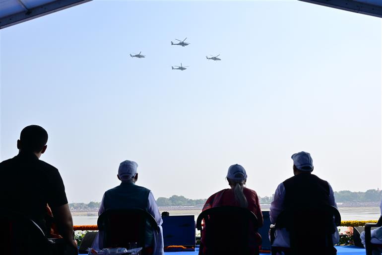 प्रधानमंत्री श्री नरेन्द्र मोदी 25 अक्टूबर, 2026 को उत्तर प्रदेश के वाराणसी स्थित नमो घाट पर वायु सेना दिवस हवाई प्रदर्शन 2026 का अवलोकन करते हुए।