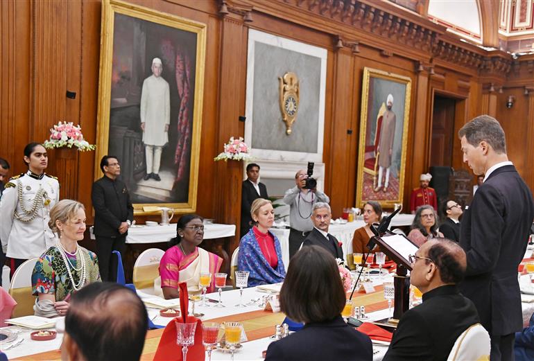 राष्ट्रपति श्रीमती द्रौपदी मुर्मु ने 27 अक्टूबर 2026 को नई दिल्ली स्थित राष्ट्रपति भवन में लिकटेंस्टीन के वंशानुगत राजकुमार एलोइस और वंशानुगत राजकुमारी सोफी के सम्मान में रात्रि भोज का आयोजन किया।