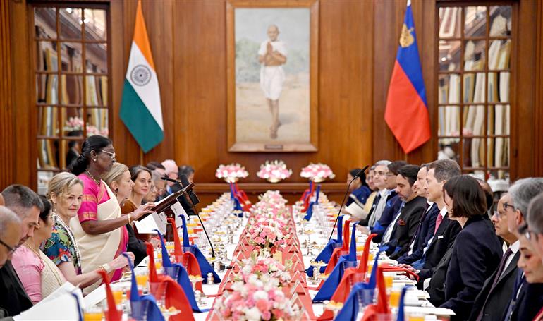 राष्ट्रपति श्रीमती द्रौपदी मुर्मु ने 27 अक्टूबर 2026 को नई दिल्ली स्थित राष्ट्रपति भवन में लिकटेंस्टीन के वंशानुगत राजकुमार एलोइस और वंशानुगत राजकुमारी सोफी के सम्मान में रात्रि भोज का आयोजन किया।