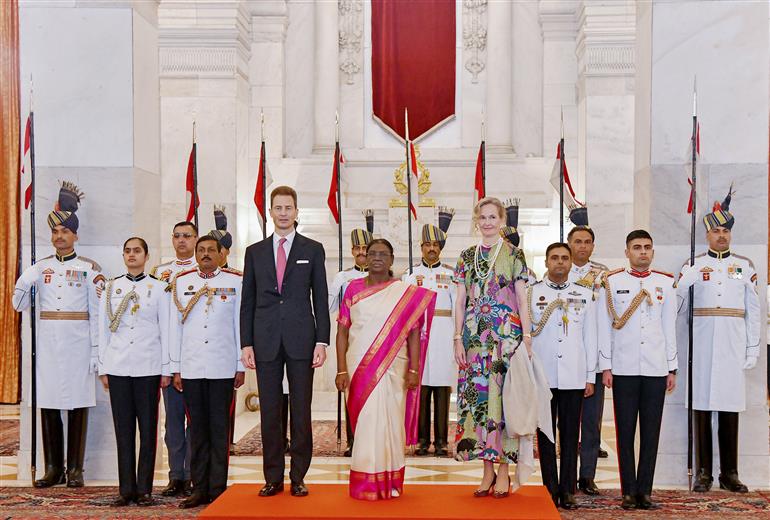 राष्ट्रपति श्रीमती द्रौपदी मुर्मु 27 अक्टूबर 2026 को नई दिल्ली स्थित राष्ट्रपति भवन में लिकटेंस्टीन के वंशानुगत राजकुमार एलोइस और वंशानुगत राजकुमारी सोफी के सम्मान में आयोजित रात्रि भोज के दौरान एक ग्रुप फोटो में।