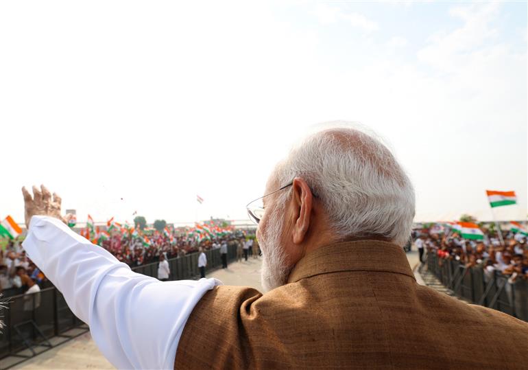 प्रधानमंत्री श्री नरेन्द्र मोदी का 30 अक्टूबर 2026 को गुजरात के बनासकांठा पहुंचने पर भव्य रोड शो के दौरान लोगों ने उत्साह के साथ स्वागत किया।