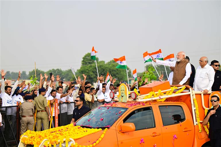 प्रधानमंत्री श्री नरेन्द्र मोदी का 30 अक्टूबर 2026 को गुजरात के बनासकांठा पहुंचने पर भव्य रोड शो के दौरान लोगों ने उत्साह के साथ स्वागत किया।