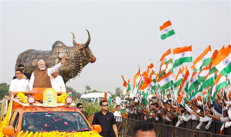 प्रधानमंत्री श्री नरेन्द्र मोदी का 30 अक्टूबर 2026 को गुजरात के बनासकांठा पहुंचने पर भव्य रोड शो के दौरान लोगों ने उत्साह के साथ स्वागत किया।
