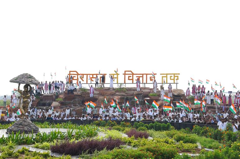 प्रधानमंत्री श्री नरेन्द्र मोदी का 30 अक्टूबर 2026 को गुजरात के बनासकांठा पहुंचने पर भव्य रोड शो के दौरान लोगों ने उत्साह के साथ स्वागत किया।